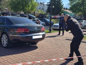 Zdjęcie przedstawiające technika kryminalistyki, który robi zdjęcia