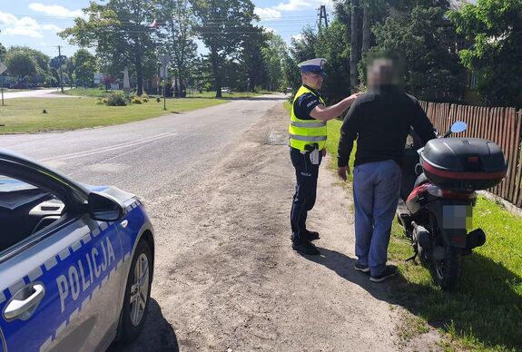 Kontrola trzeźwości motocyklisty przez policjanta
