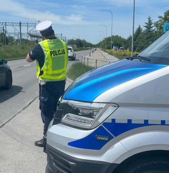 Policjant mierzy prędkość jazdy kierujących