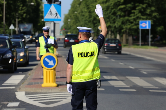 Policjant kieruje ruchem na skrzyżowaniu
