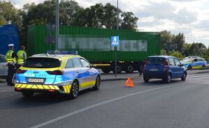 Zdjęcie przedstawiające zdarzenie drogowe z udziałem użytkowniczki hulajnogi elektrycznej i samochodu osobowego marki Fiat