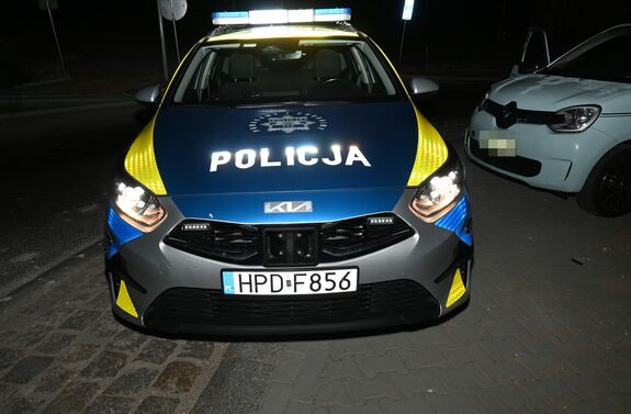 Radiowóz i samochód osobowy.