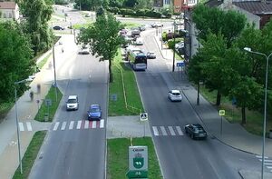 Screen z ekranu z nagraniem wyprzedzania przed przejściem dla pieszych.