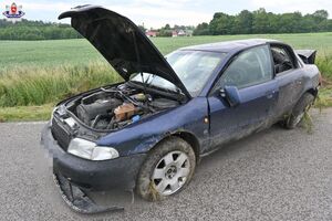 Uszkodzony samochód na jezdni.