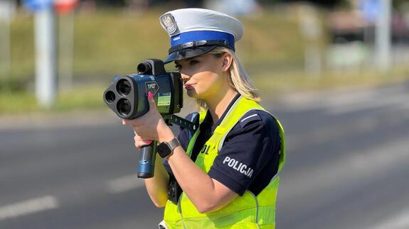 Policjantka prowadzi pomiar prędkości kierujących.