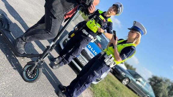 Policjantki prowadzą kontrolę.