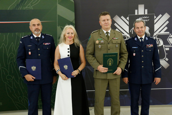 Zastępca Komendanta Nadbużańskiego Oddziału Straży Granicznej płk SG Jan Szynal, I Zastępca Komendanta Wojewódzkiego Policji w Lublinie inspektor Andrzej Mioduna, Komendant Miejski Policji w Chełmie inspektor Marian Pisklak, Dyrektor ZSEiM w Chełmie Pani Edyta Chudoba.