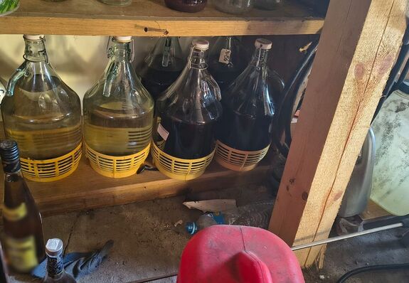 Zabezpieczony nielegalny alkohol w szklanych butlach.