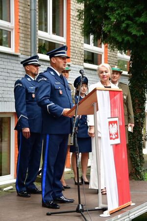 zdjęcie z przedstawicielem KMP Chełm podczas przemówienia na rozpoczęciu roku szkolnego