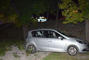 zdjęcie przedstawiające samochód, który zjechał ze skarpy z radiowozem w tle