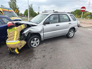 Strażak przy uszkodzonym samochodzie