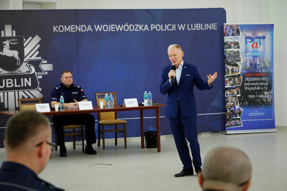Inspektor w stanie spoczynku Grzegorz Jach, pełnomocnik Komendanta Głównego Policji do spraw Edukacji na rzecz bezpieczeństwa przemawia do zgromadzonych gości. W drugim planie inspektor Tomasz Gil Komendant Wojewódzki Policji w Lublinie.