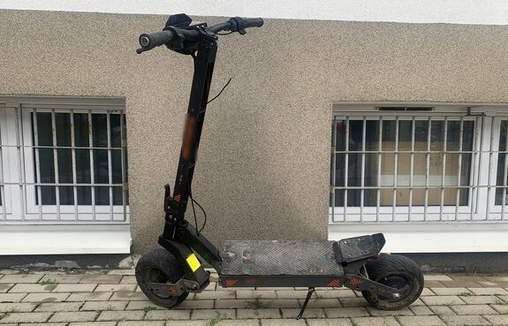 Hulajnoga elektryczna.