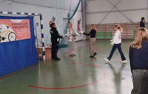 Uczniowie odbierają kaski ochronne.