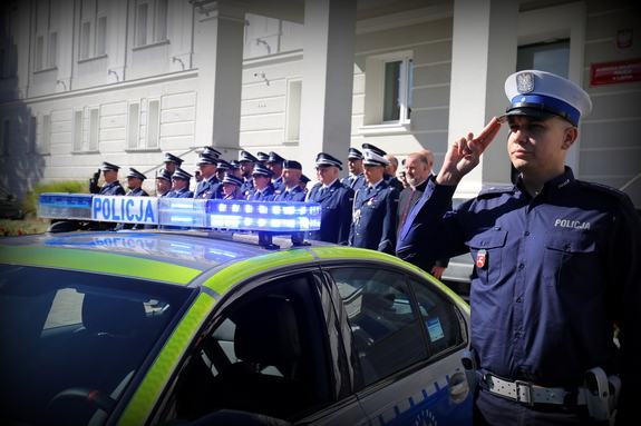 Policjanci oddają hołd przed budynkiem Komendy Wojewódzkiej Policji w Lublinie.