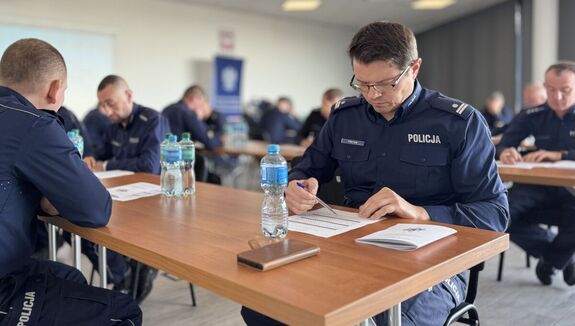 Policjanci rozwiązują testy wiedzy.