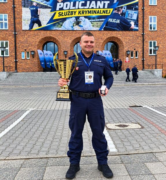 Policjant z pucharem.