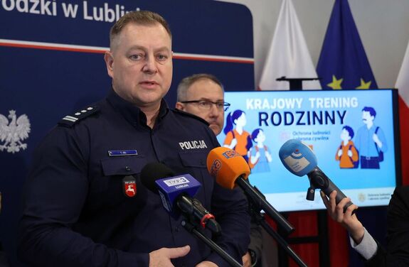 Komendant Wojewódzki Policji w Lublinie podczas briefingu prasowego.
