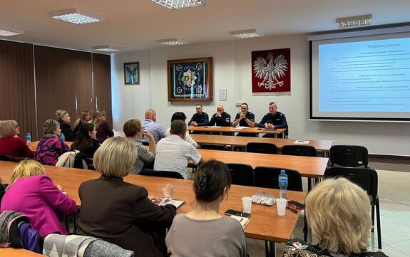 Policjanci prowadzą spotkanie.