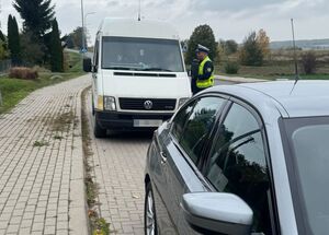 Policjant kontroluje pojazd.