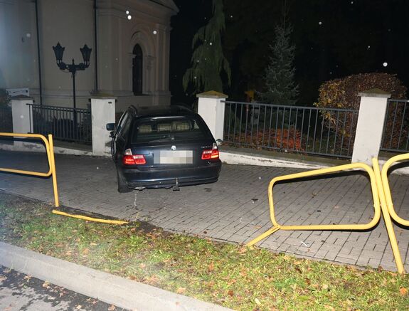Samochód wbity w ogrodzenie.