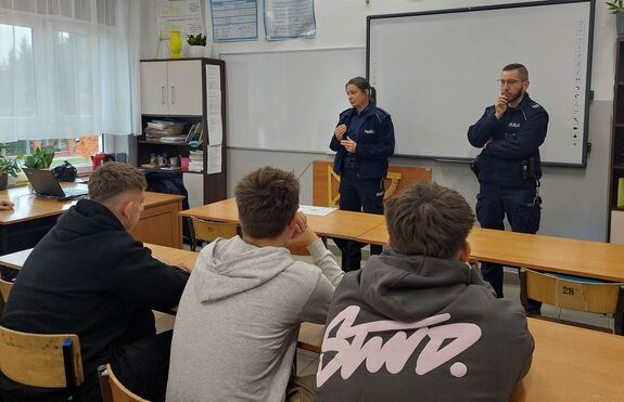 Policjanci z uczniami w sali lekcyjnej
