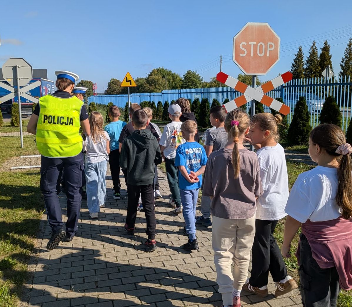 Chełmscy policjanci edukują najmłodszych w ramach akcji „Bezpieczna droga do szkoły”