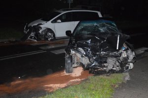 Stojące na ulicy dwa uszkodzone samochody