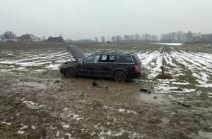 rozbite auto na polu