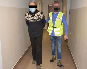Policjant z zatrzymanym mężczyzną