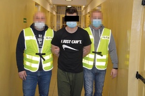 Dwaj policjanci z zatrzymanym mężczyzną