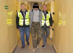 Zatrzymany mężczyzna z dwoma policjantami