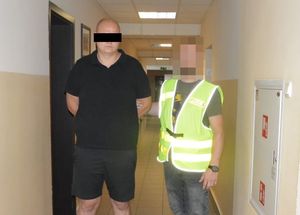 policjant z zatrzymanym mężczyzną