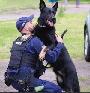 Policjant z psem służbowym