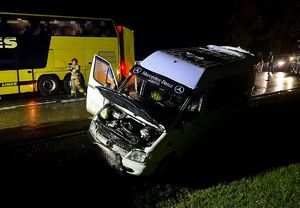 rozbity po wypadku bus, w tle autobus