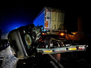 samochód po wypadku leży na boku