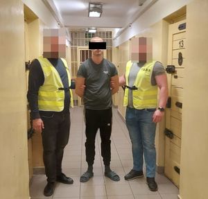policjanci z zatrzymanym mężczyzną