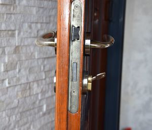 drzwi, przez które włamywacz się włamał