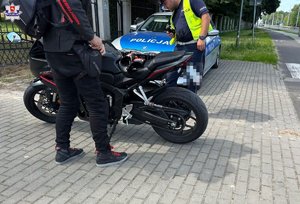 policjant z motocyklistą podczas kontroli